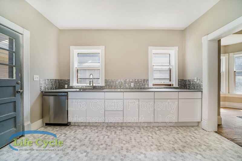 921 Fairmount St Se - Photo 7 of 11