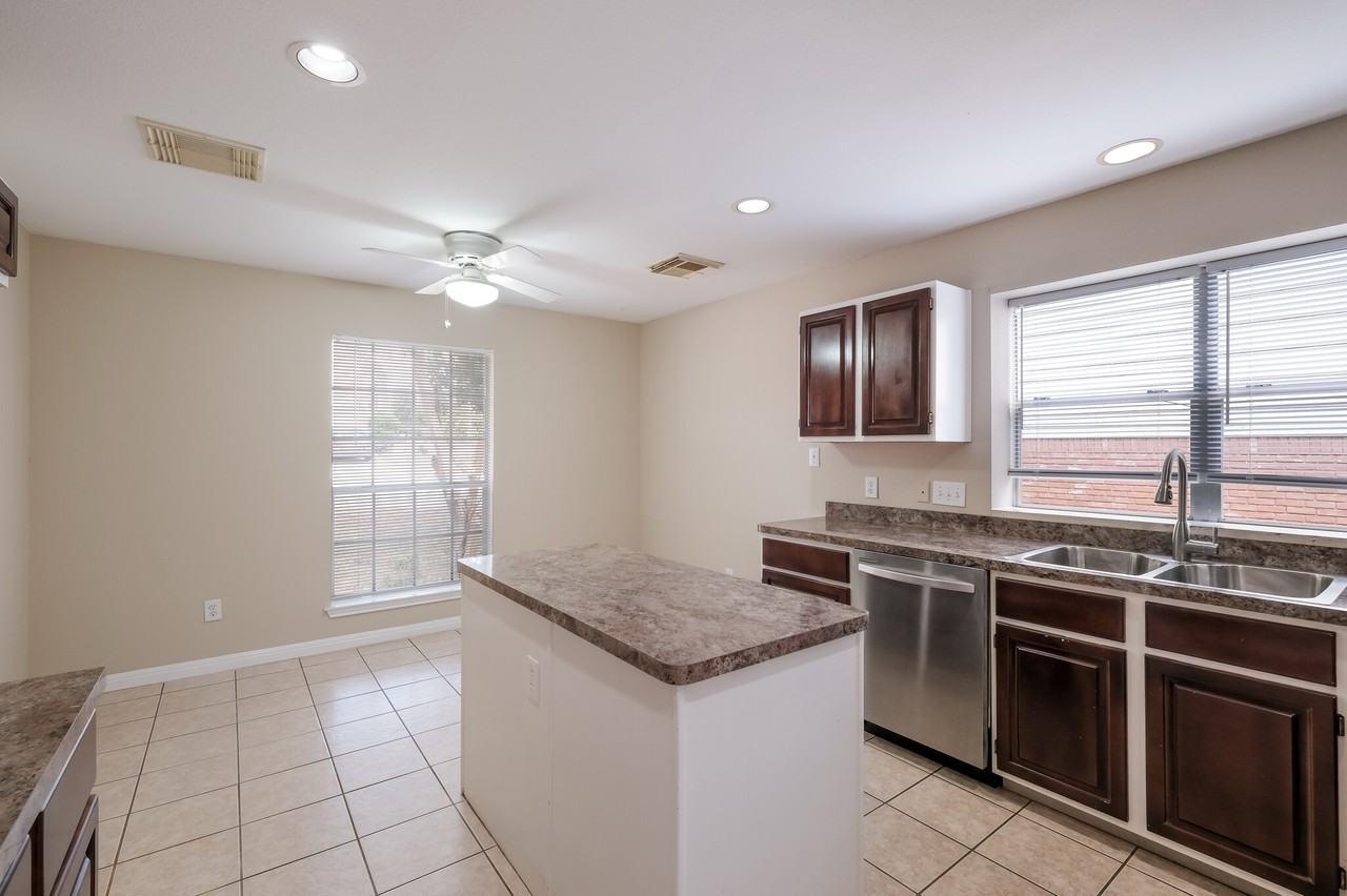 15214 Fall Ridge Dr - Photo 2 of 18