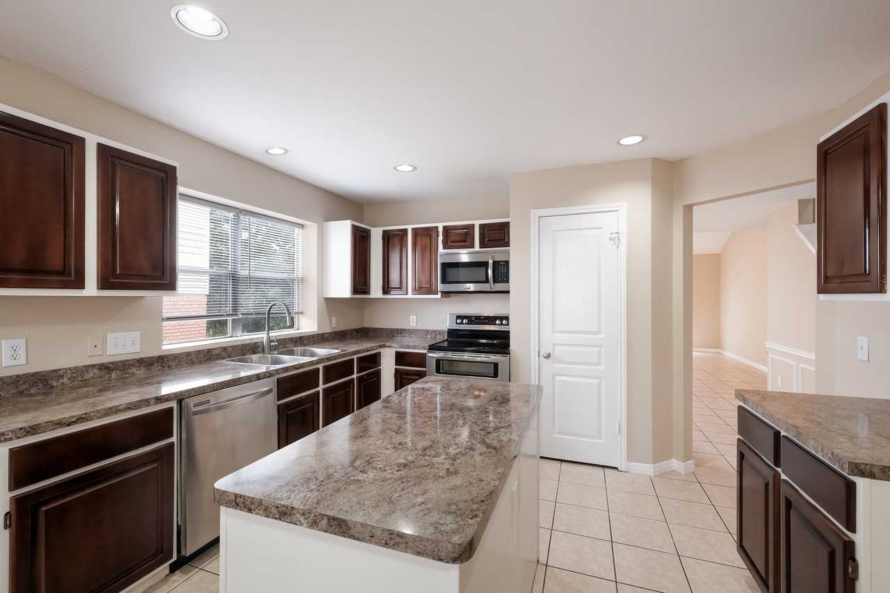 15214 Fall Ridge Dr - Photo 3 of 18