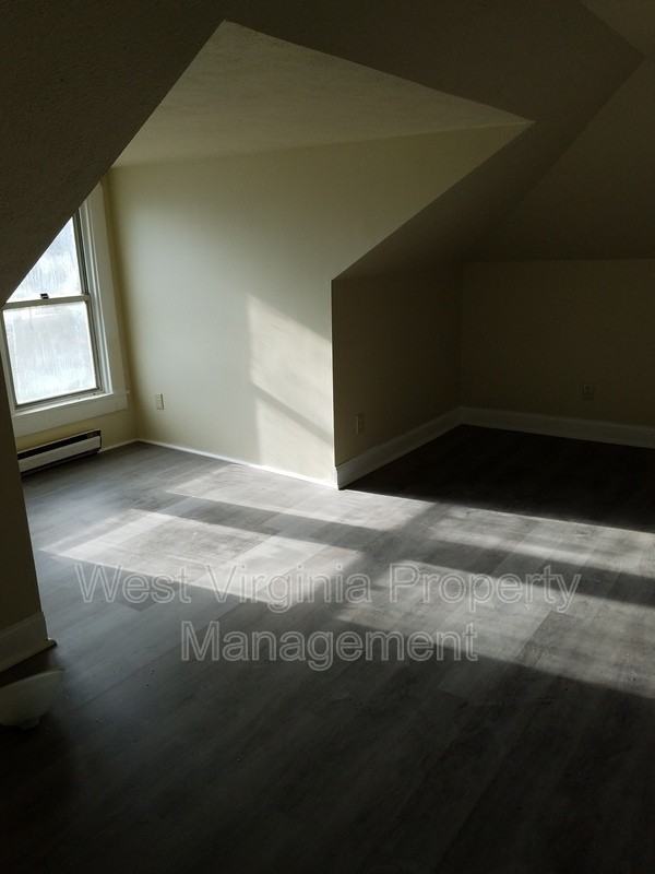 415 Woodlawn Ave #4E - Photo 3 of 4