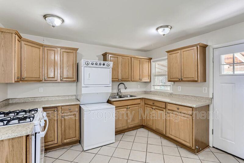 760 Kenton St - Photo 4 of 11