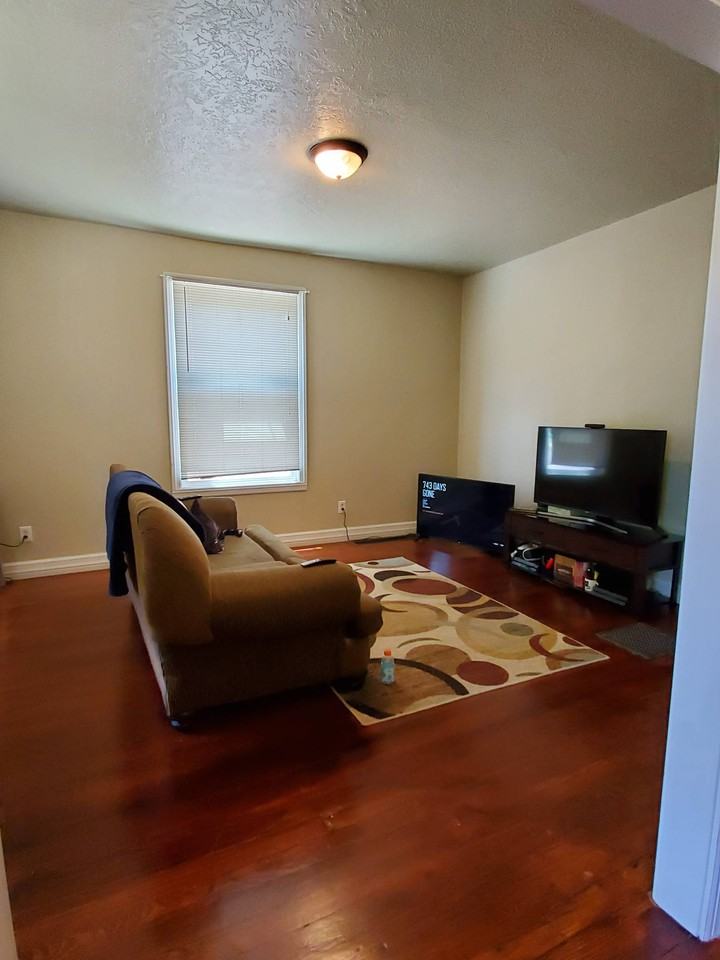 1431 11th St #A - Photo 2 of 13