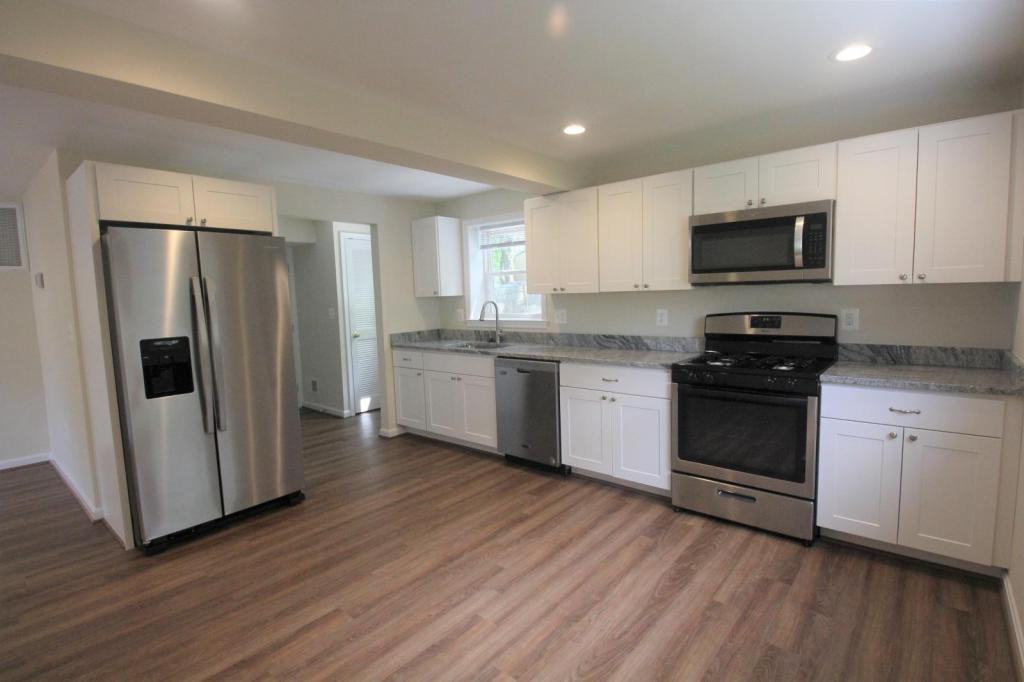 10717 Maple St - Photo 2 of 28