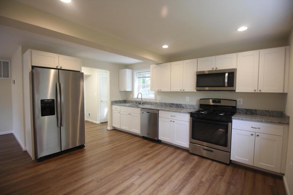 10717 Maple St - Photo 5 of 28