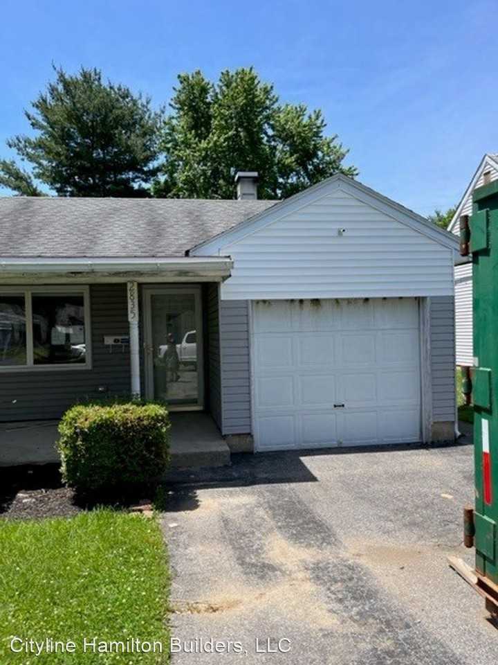 2835 Diamond Ave - Photo 2 of 10