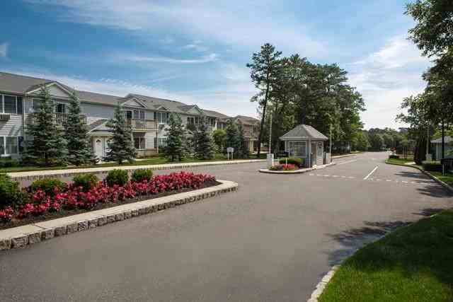 Medford Pond Country Club Apartments - Photo 2 of 17