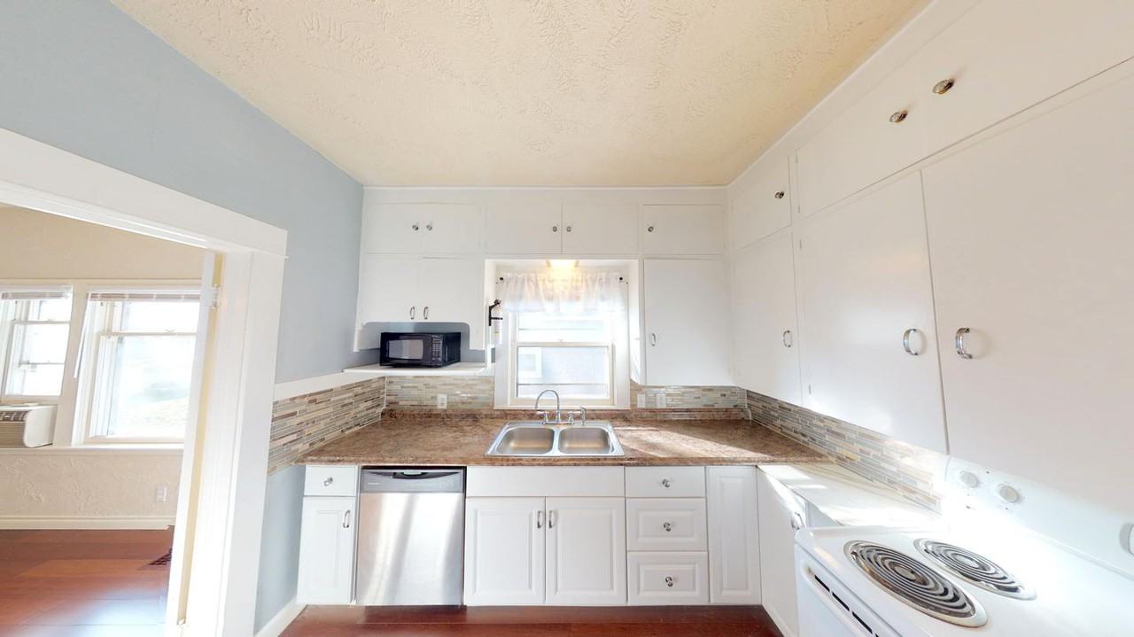 Pet friendly | Classic Richmond home - Photo 4 of 16