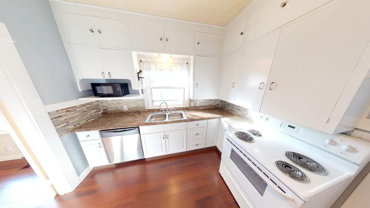 Pet friendly | Classic Richmond home - Photo 5 of 16
