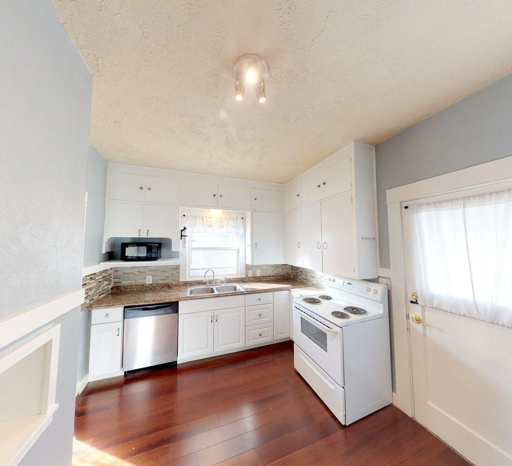 Pet friendly | Classic Richmond home - Photo 6 of 16