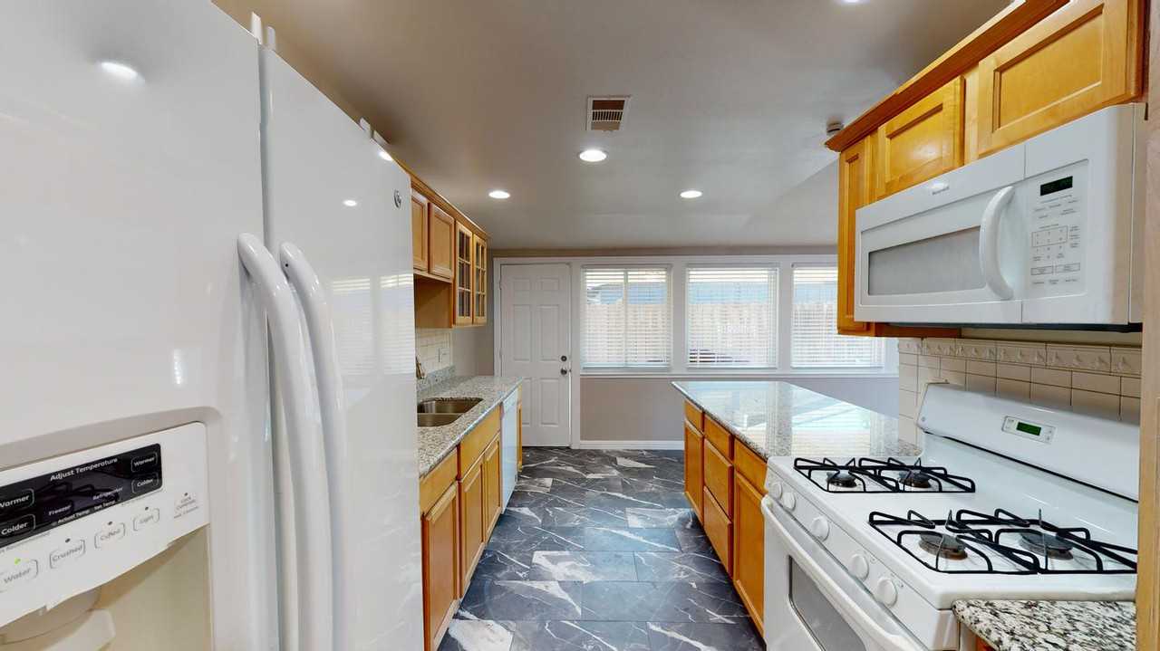 2190 Huron Dr - Photo 5 of 23