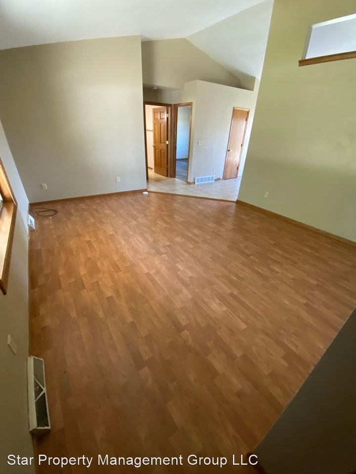 649-401 Pearl-Henry - Photo 3 of 9