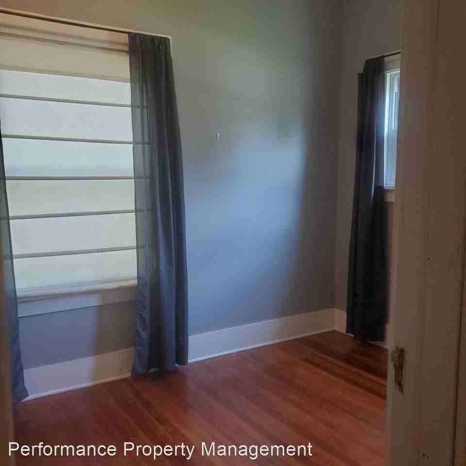 1915 S 17th St - Photo 3 of 5