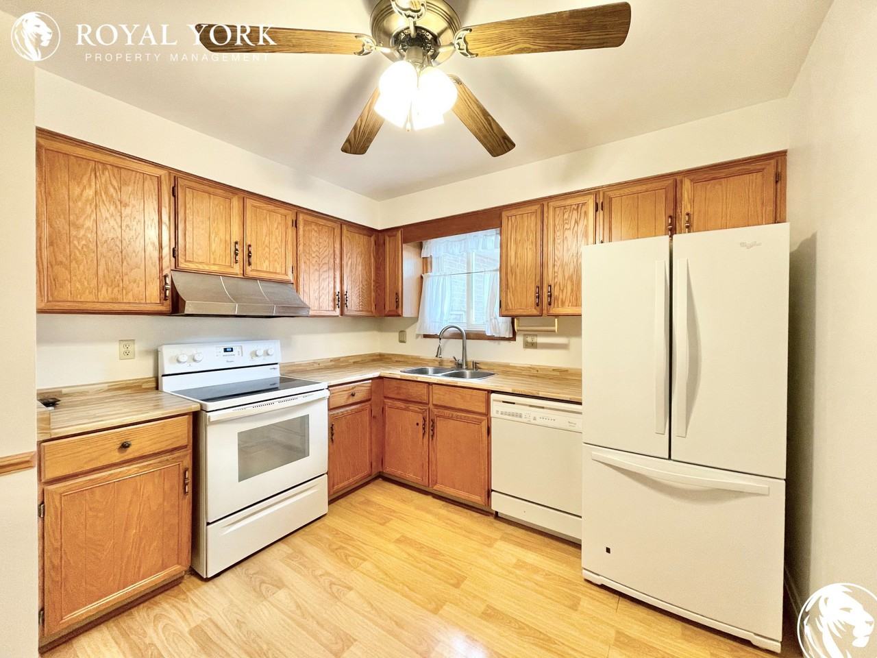 21 Regency Cres #1 - Photo 2 of 29