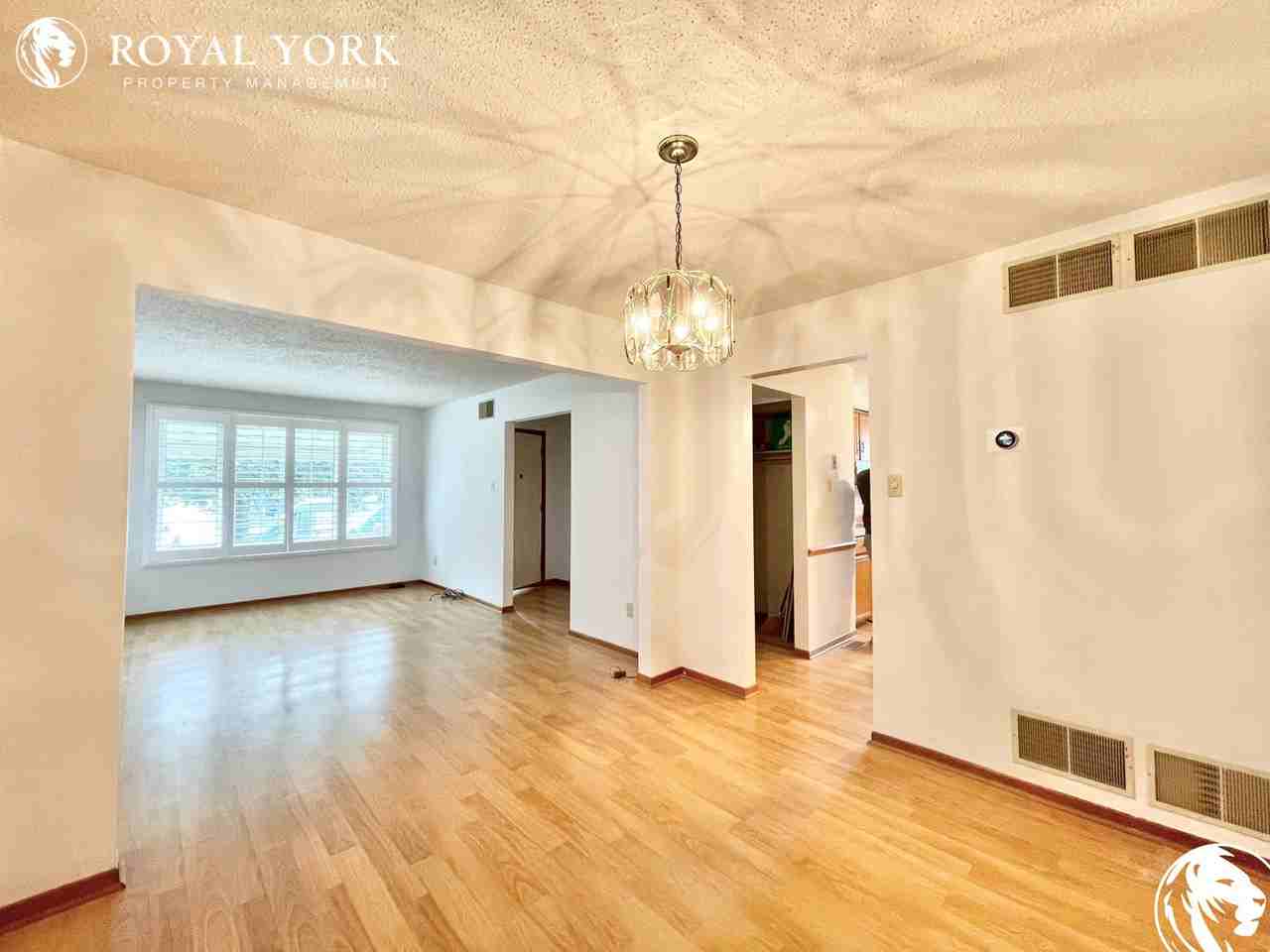 21 Regency Cres #1 - Photo 3 of 29