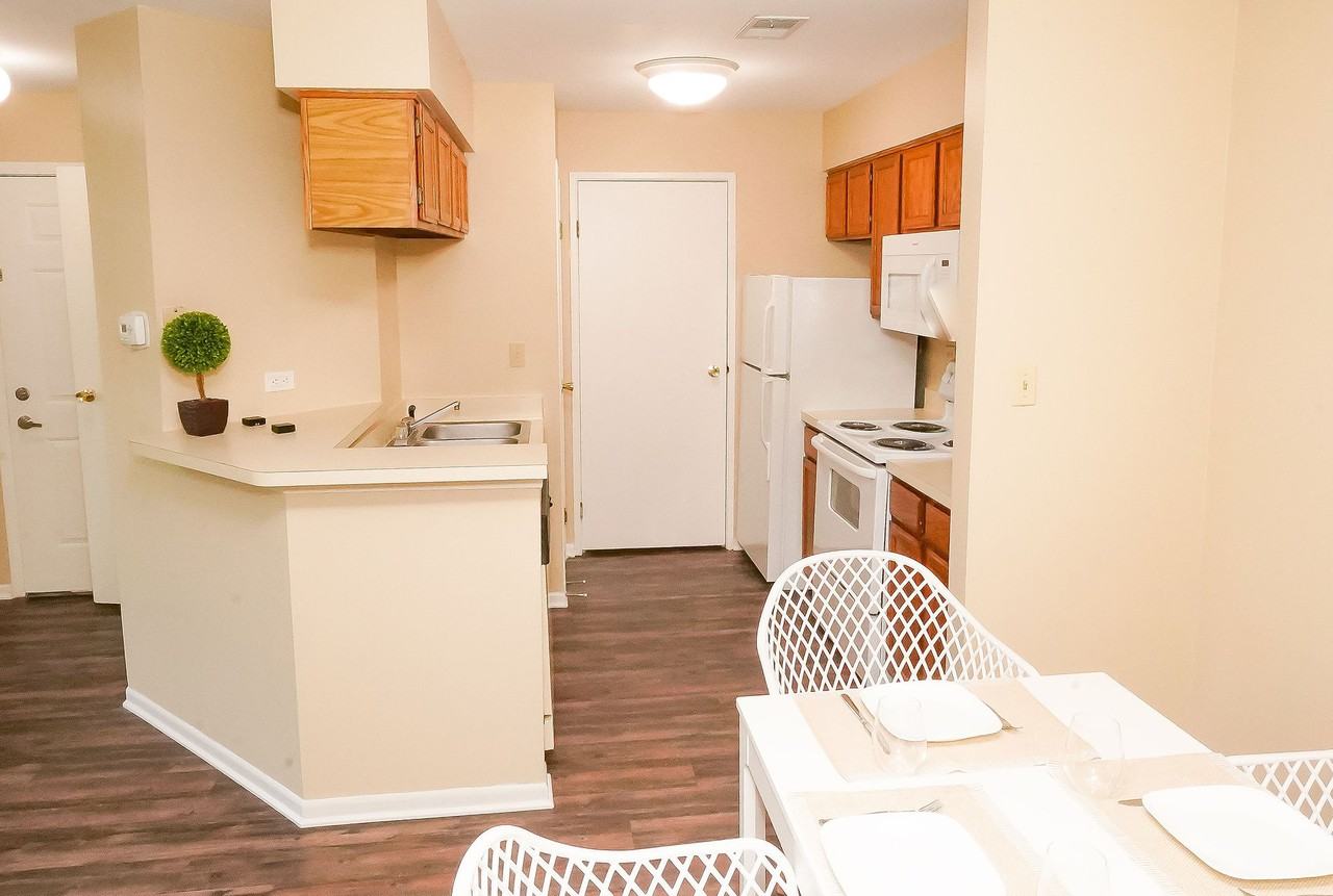 Autumn Run Apartments 1627 Country Lakes Dr, Naperville, IL 60563