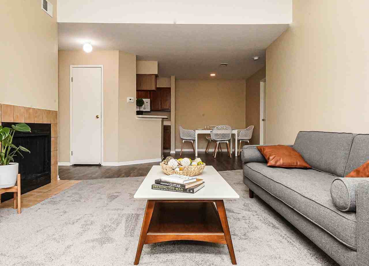 Autumn Run Apartments 1627 Country Lakes Dr, Naperville, IL 60563