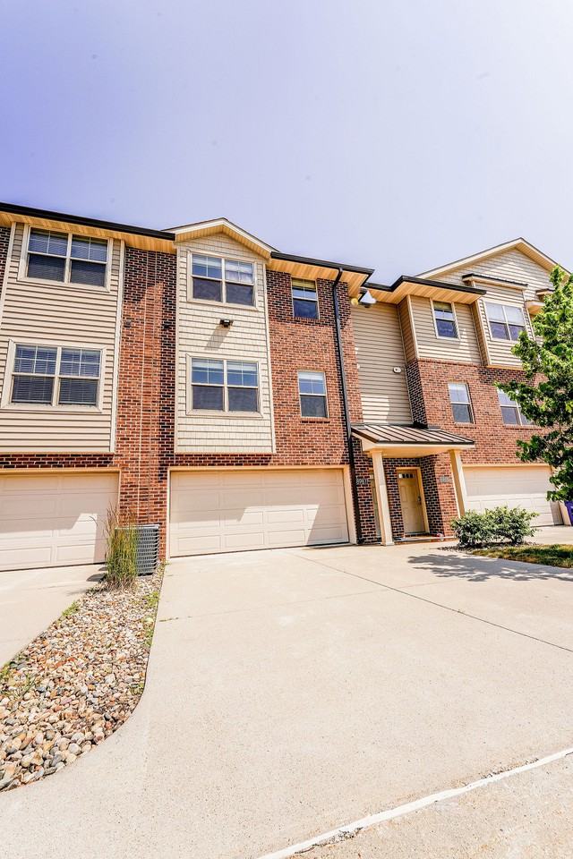 Maplewood Townhouses - Photo 3 of 33