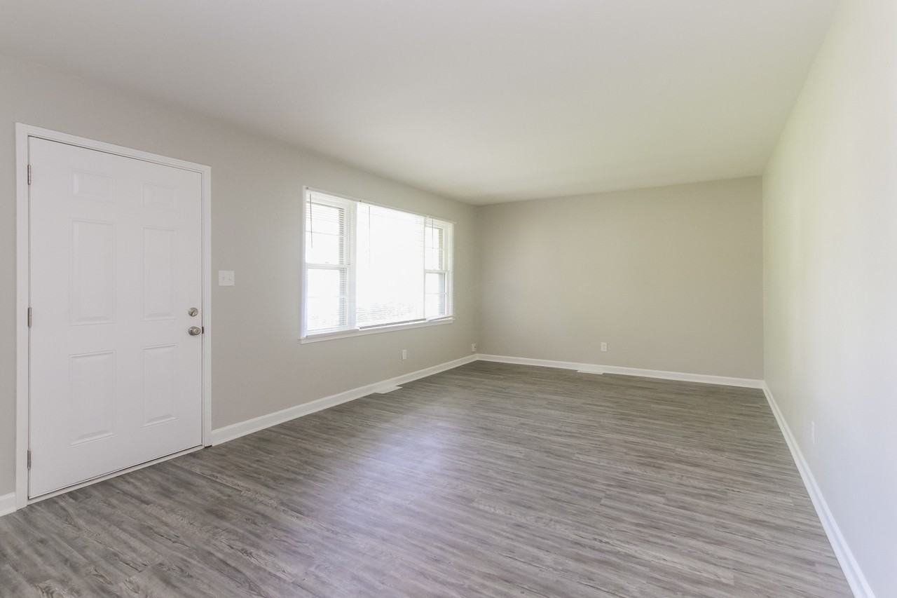 1122 Elmhurst Dr - Photo 2 of 16