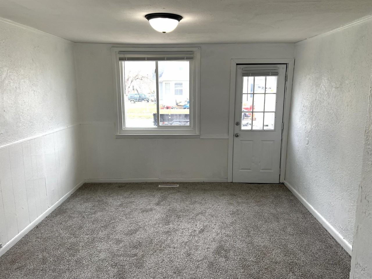 827 7th Ave #1 - Photo 3 of 11