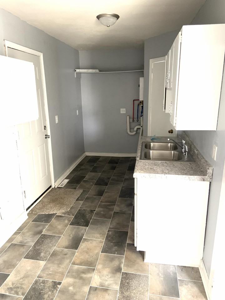 827 7th Ave #1 - Photo 5 of 11