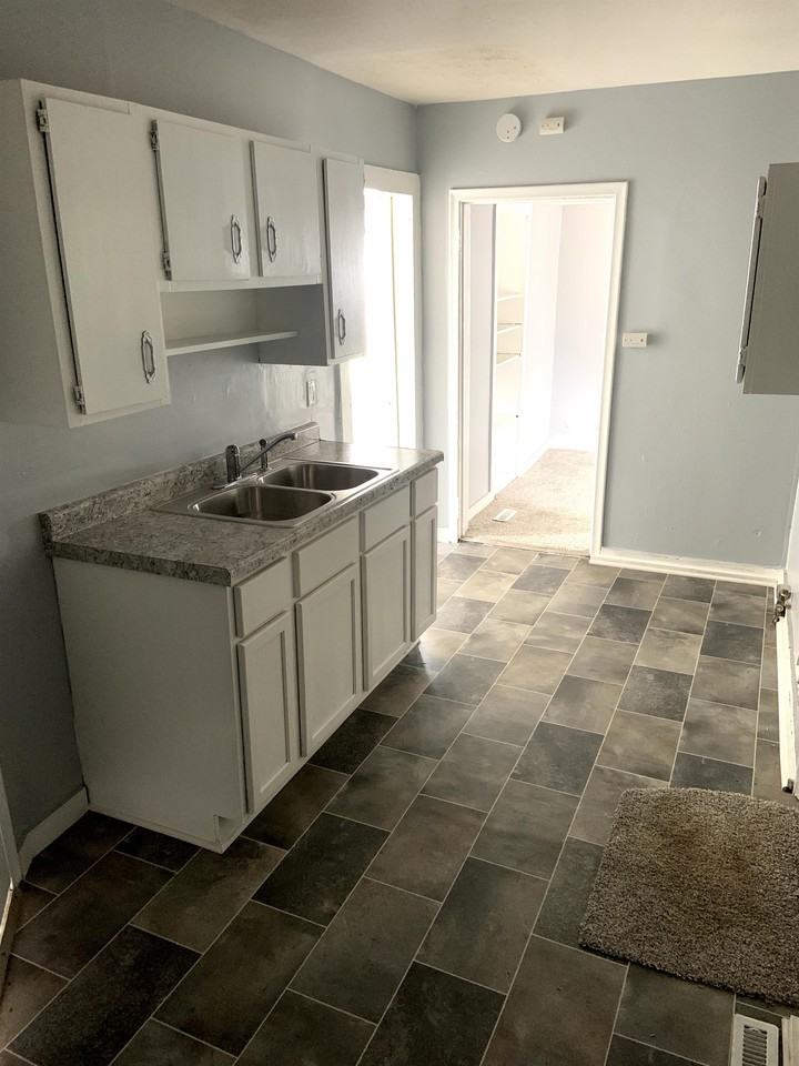 827 7th Ave #1 - Photo 6 of 11