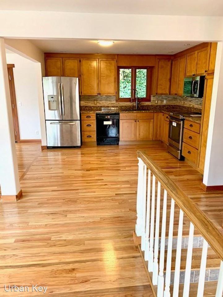 4004 Sw Myrtle St - Photo 2 of 16