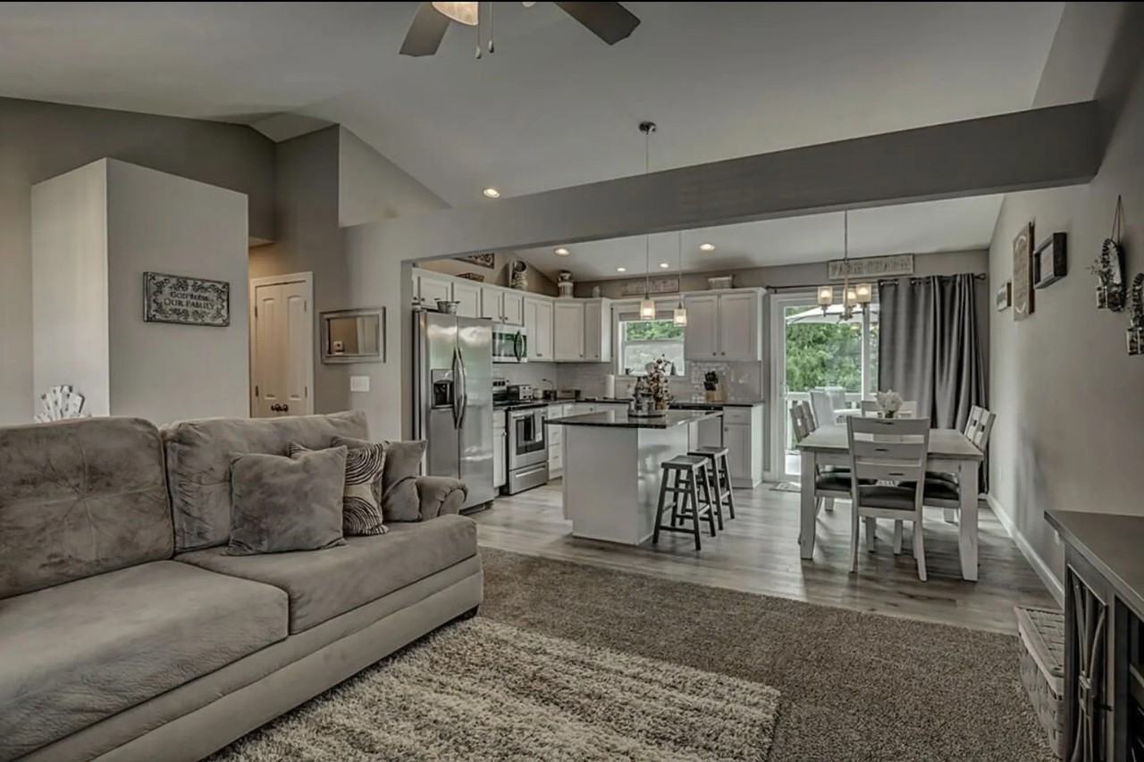 1128 Gemstone Pointe Dr - Photo 3 of 35