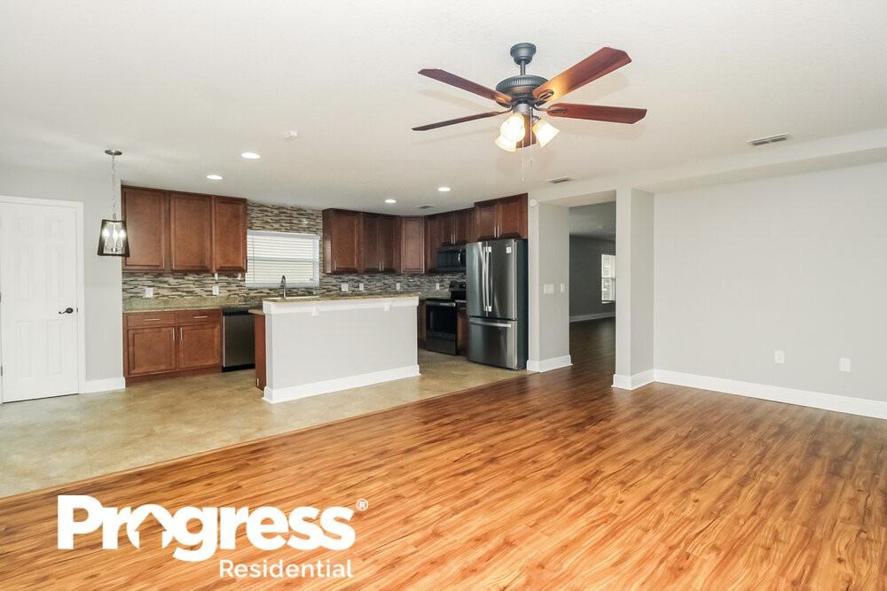 1920 Strathmore Cir - Photo 3 of 16