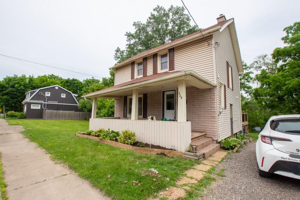 225 River Rd, Welland, ON L3B 2R7 3 Bedroom Apartment for 2,195/month