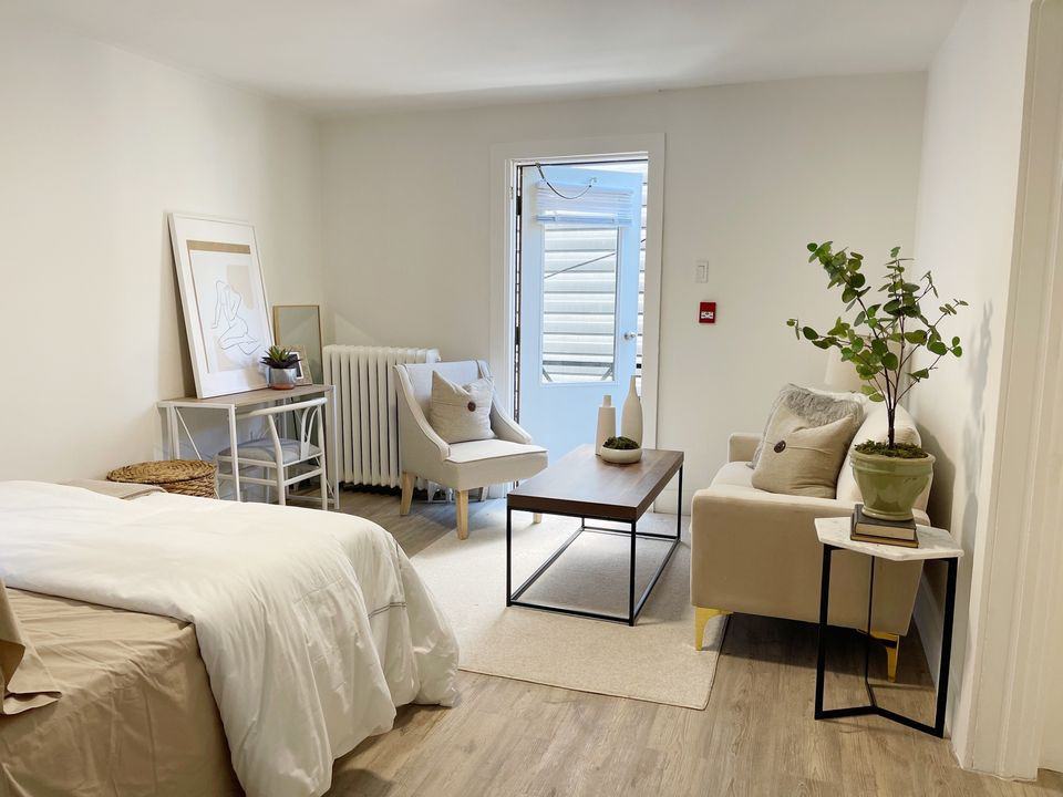 900 Queen Street East