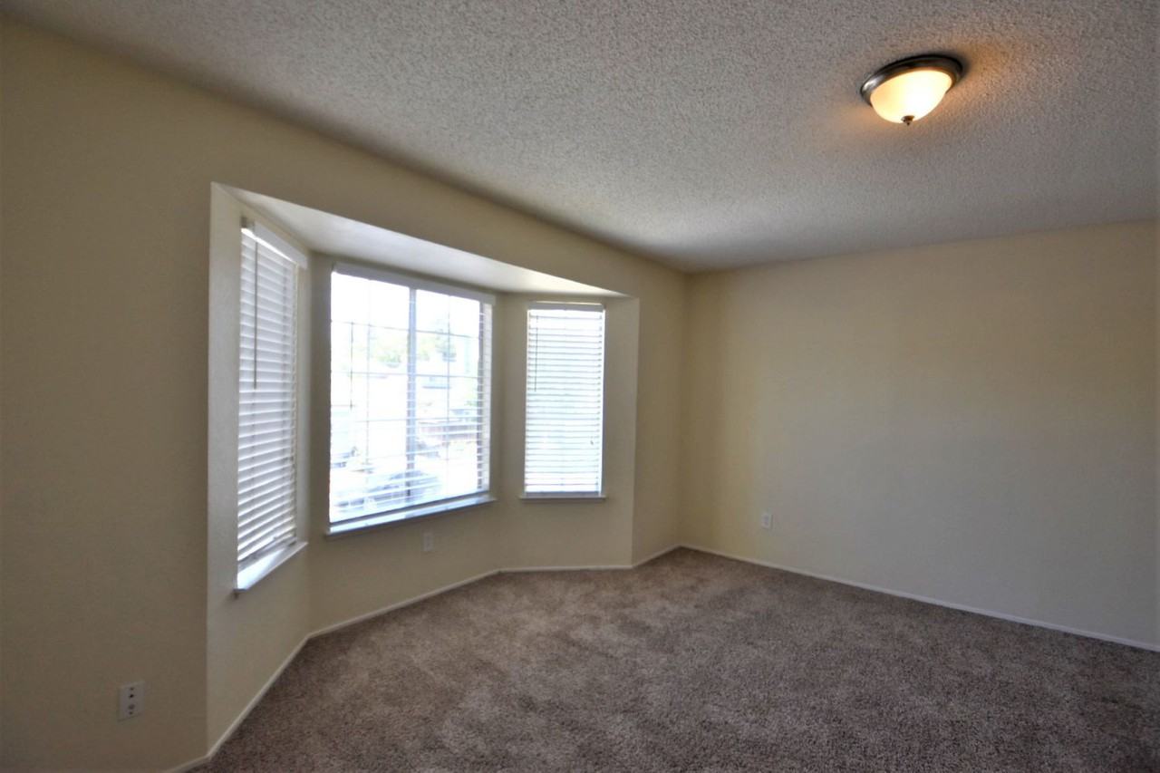 946 Beechwood Cir - Photo 3 of 27