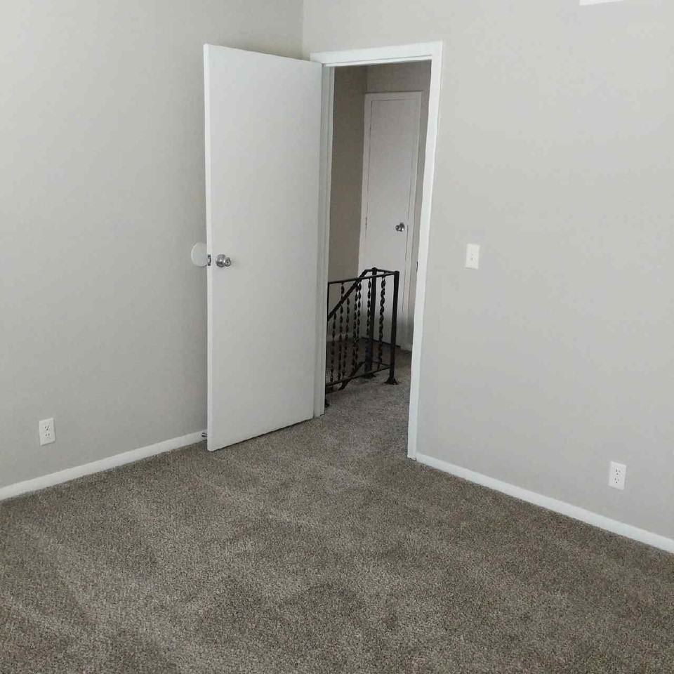 1063 Harold Dr #1 - Photo 6 of 9