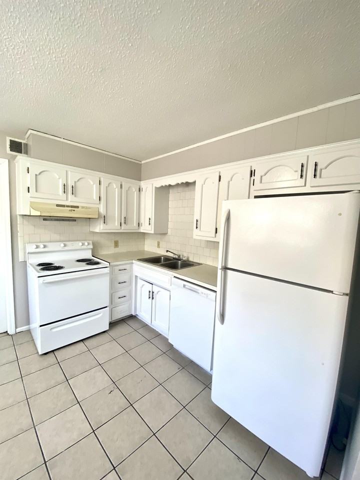 9204 E 54th St #4 - Photo 2 of 13