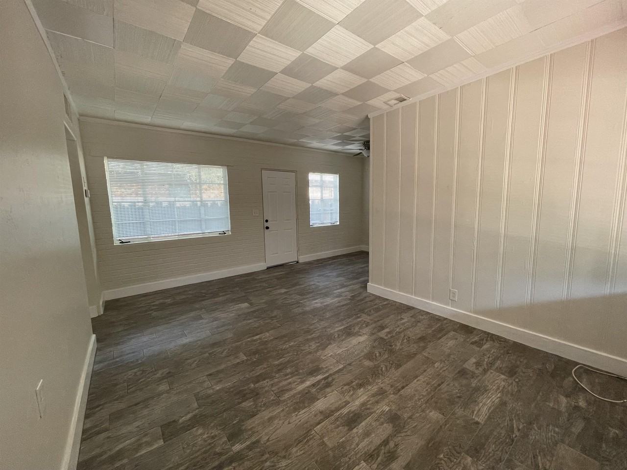 1315 E 9th St #1315 - Photo 3 of 20