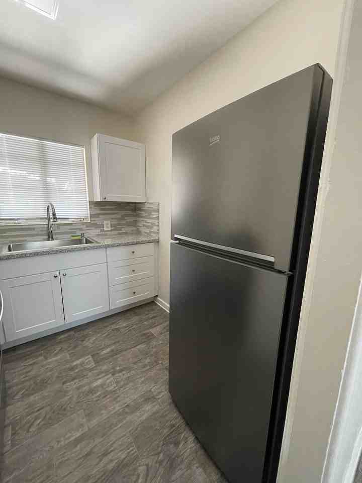1315 E 9th St #1315 - Photo 7 of 20