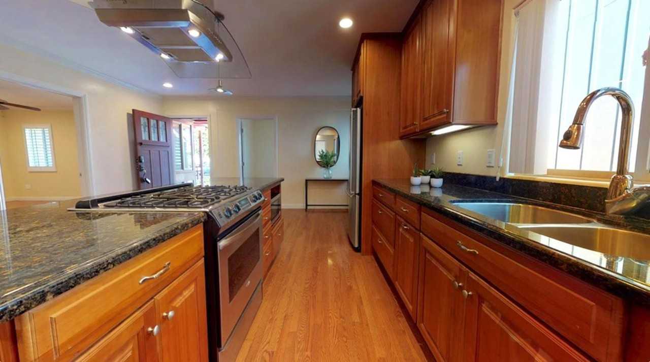 Elegant Mar Vista home with backyard terrace - Photo 4 of 21