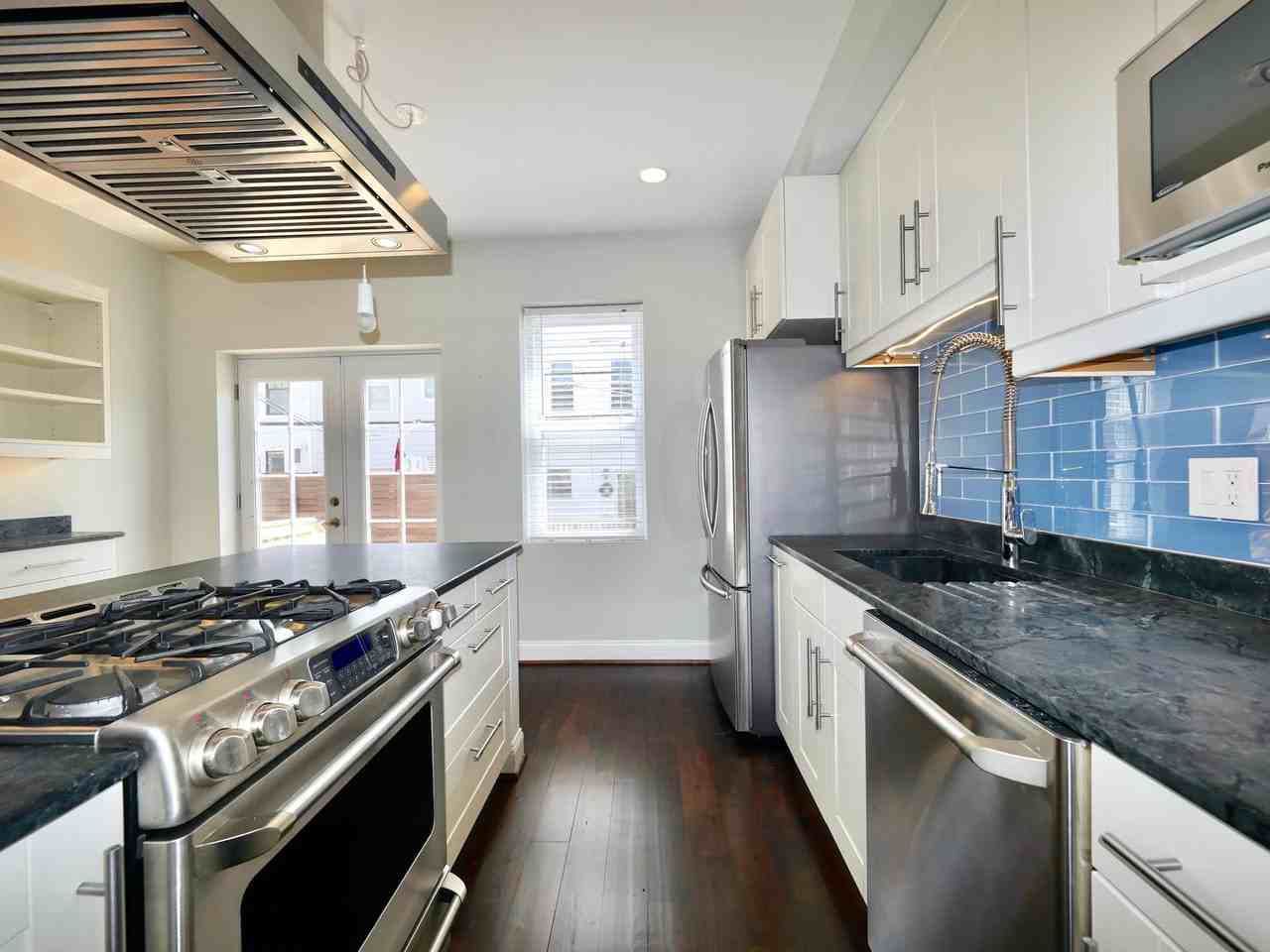 1149 Abbey Pl Ne - Photo 5 of 20