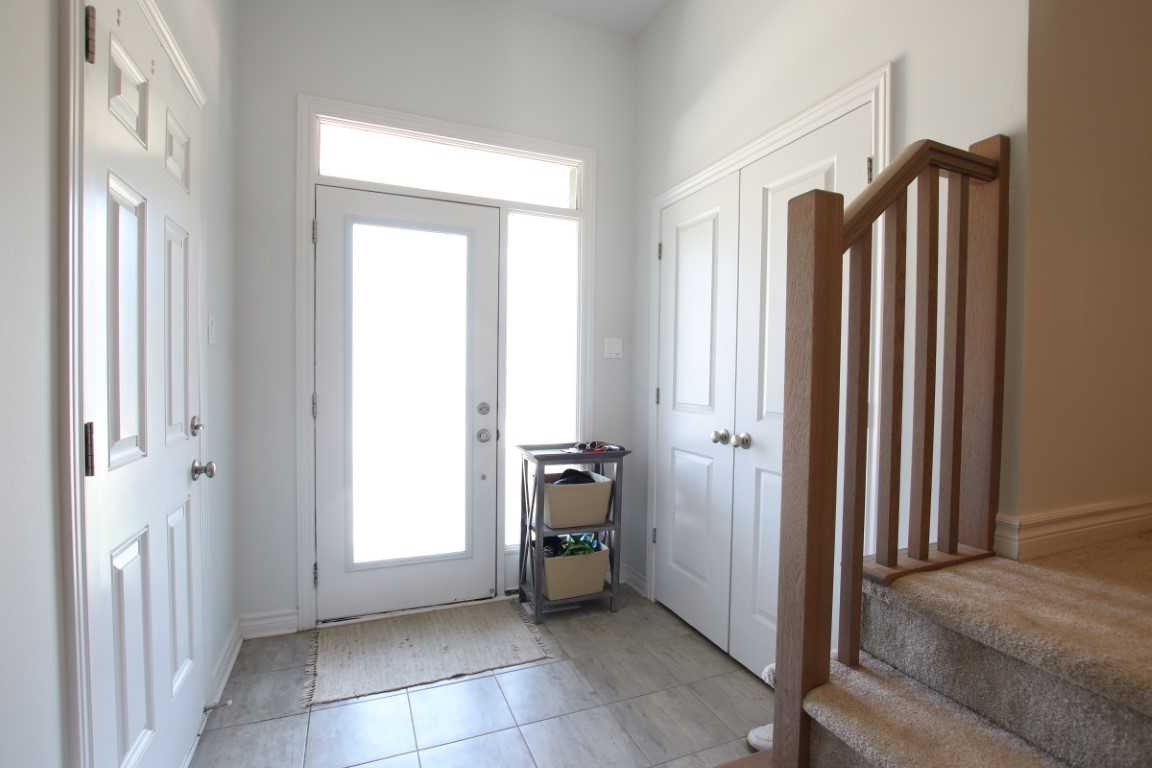 772 Cairn Cres - Photo 2 of 25