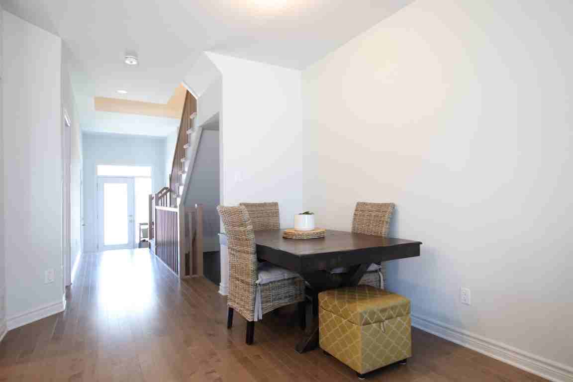 772 Cairn Cres - Photo 3 of 25