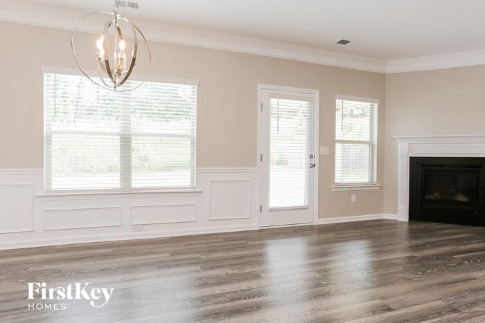 215 Woodford Dr - Photo 3 of 15