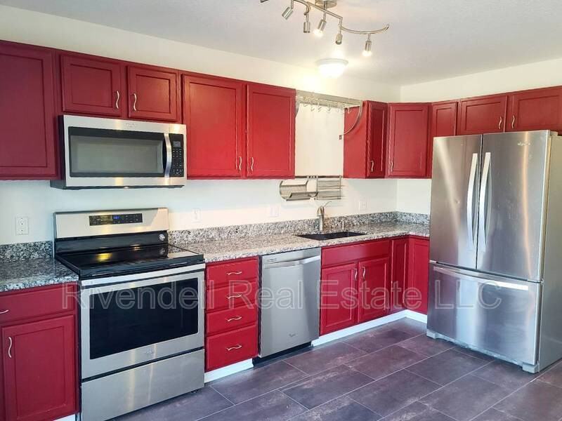 2044 Oakcrest Cir - Photo 2 of 10