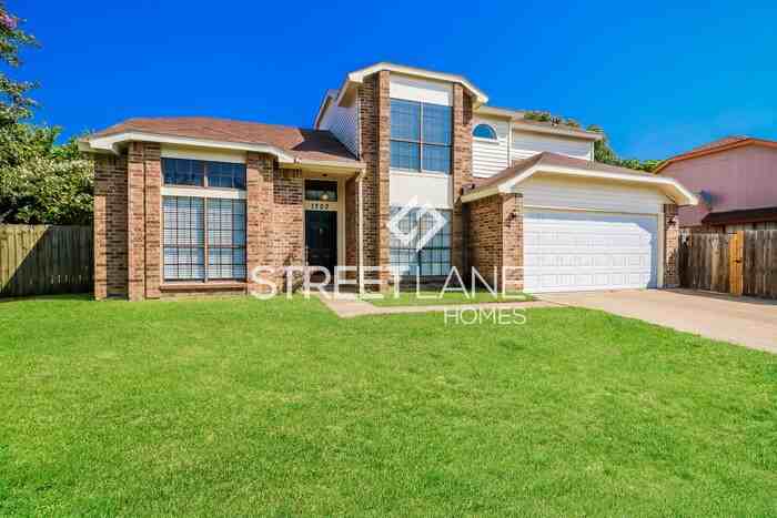 1703 Holly Spring Ct - Photo 2 of 17