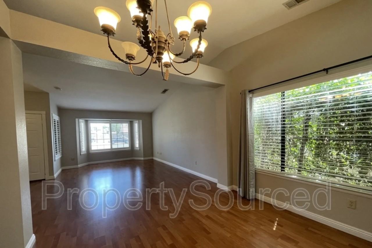 1525 Daniels St - Photo 3 of 33