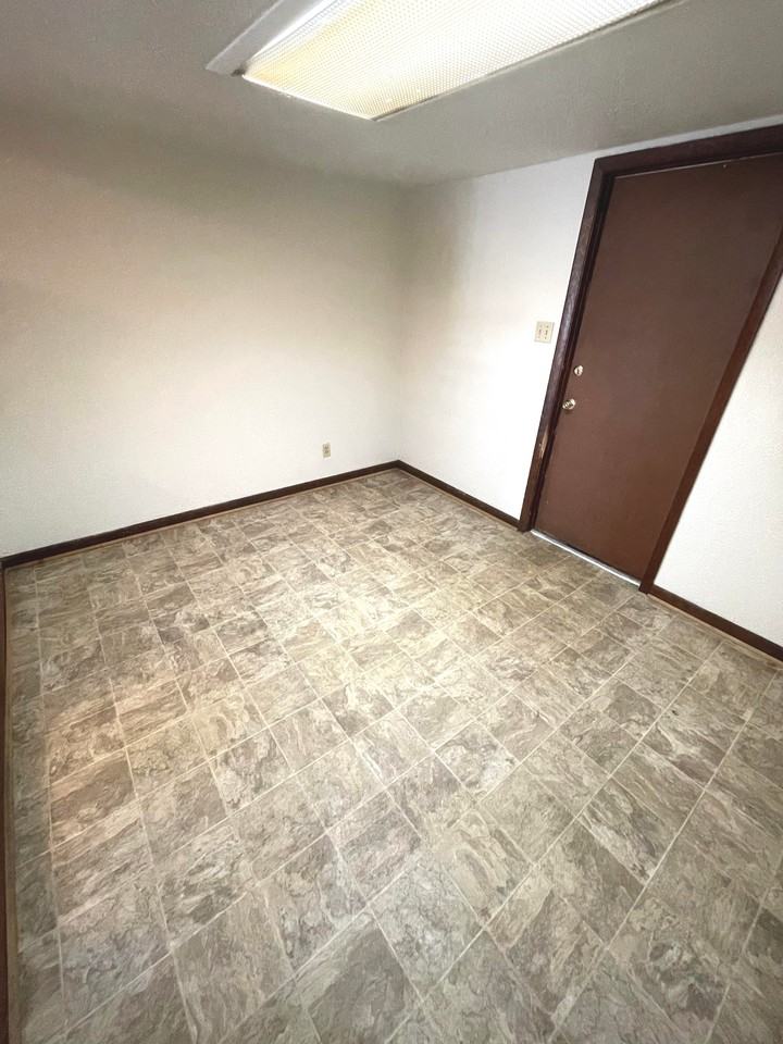 1007 E North St - Photo 2 of 9