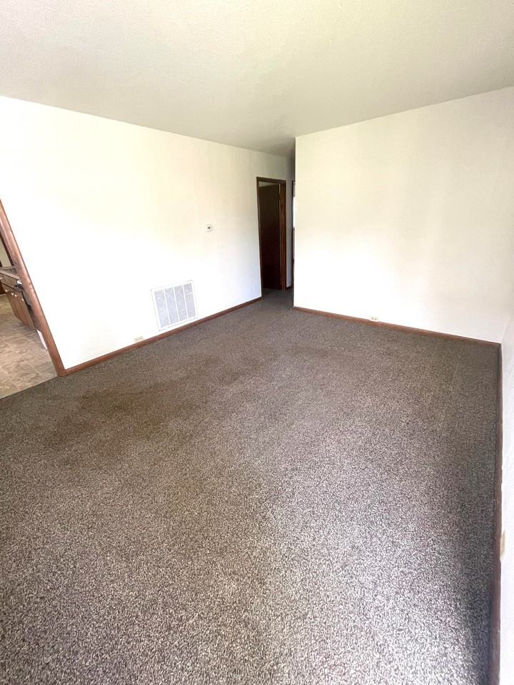 1007 E North St - Photo 3 of 9
