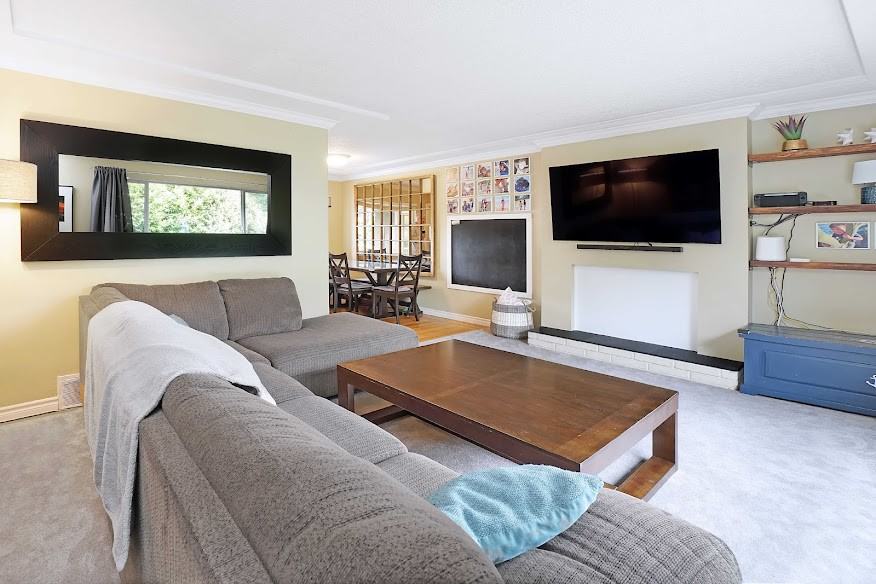 549 West Queens Road - Photo 3 of 16