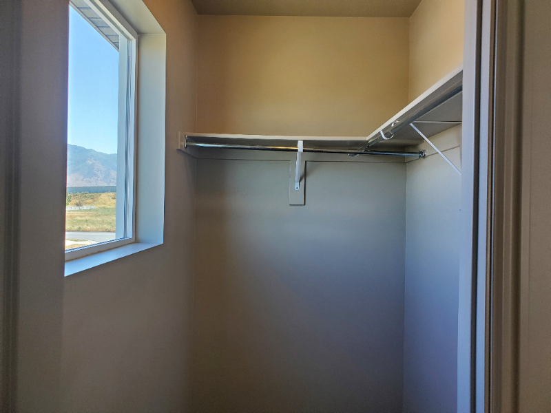 196 Aparicio Dr - Photo 7 of 8