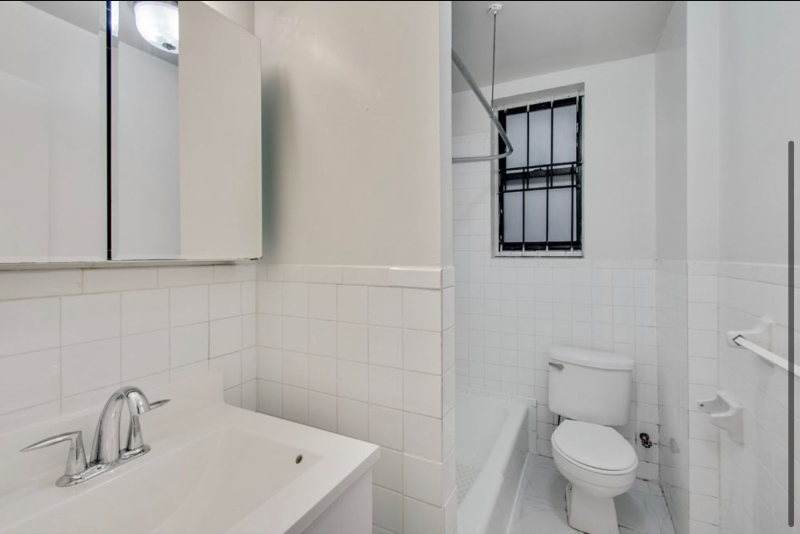 3200 Bainbridge Ave - Photo 3 of 4