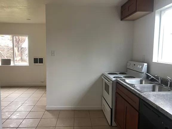 918 1/2 Santa Fe Ave - Photo 3 of 7