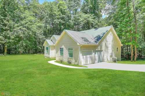 246 Lakeview Dr - Photo 3 of 20